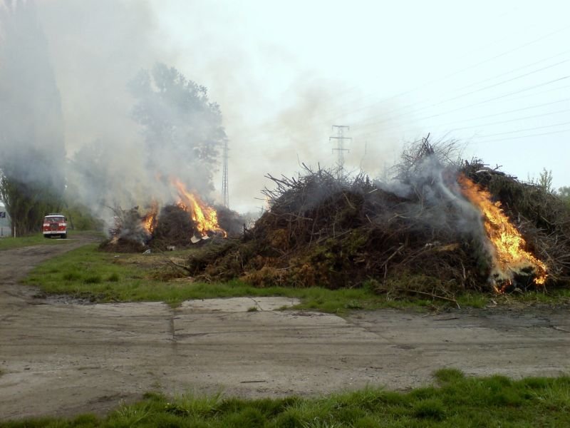 paleni_odpadu_30042008_04.jpg